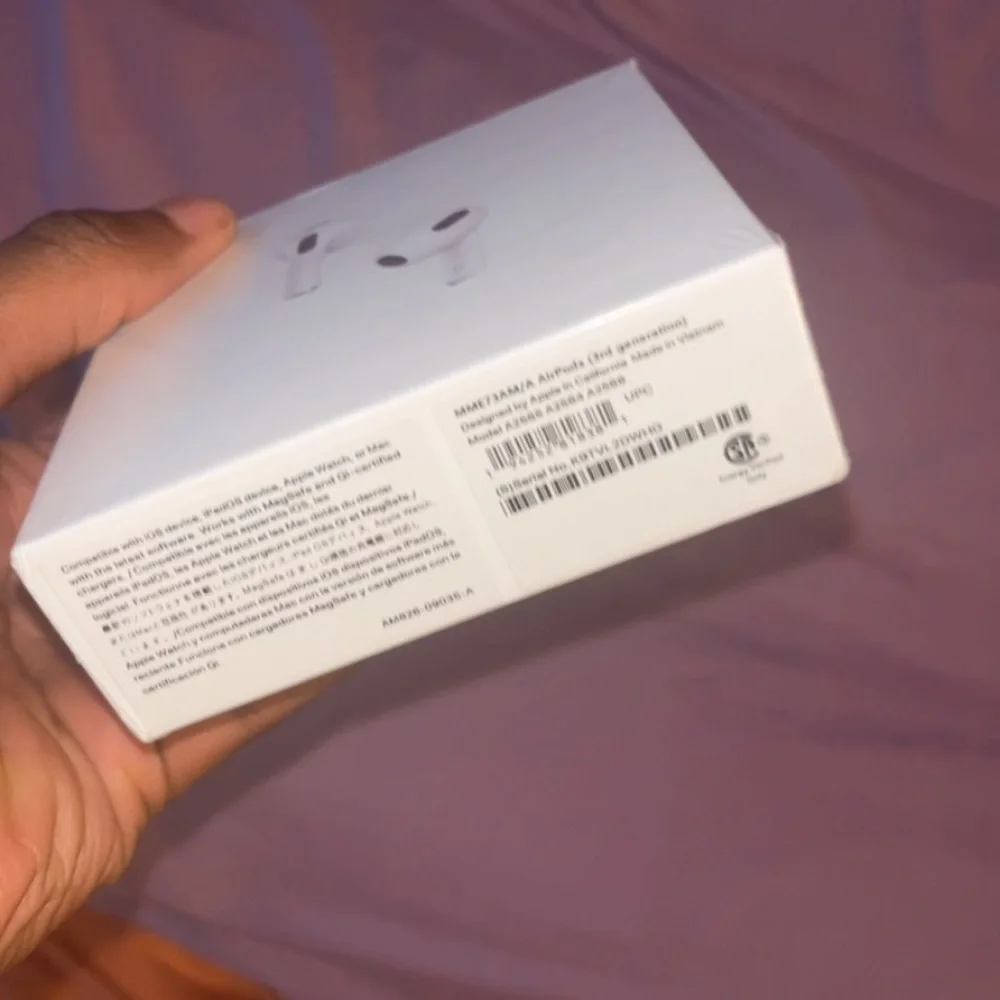 Apple AirPods Pro - Sleek White Design